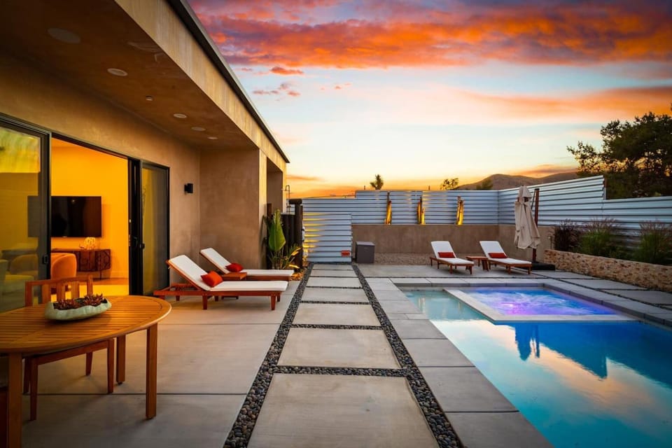 Property building, Patio, Natural landscape, Hot Tub, Pool view, Swimming pool, Sunrise, Sunset, sunbed