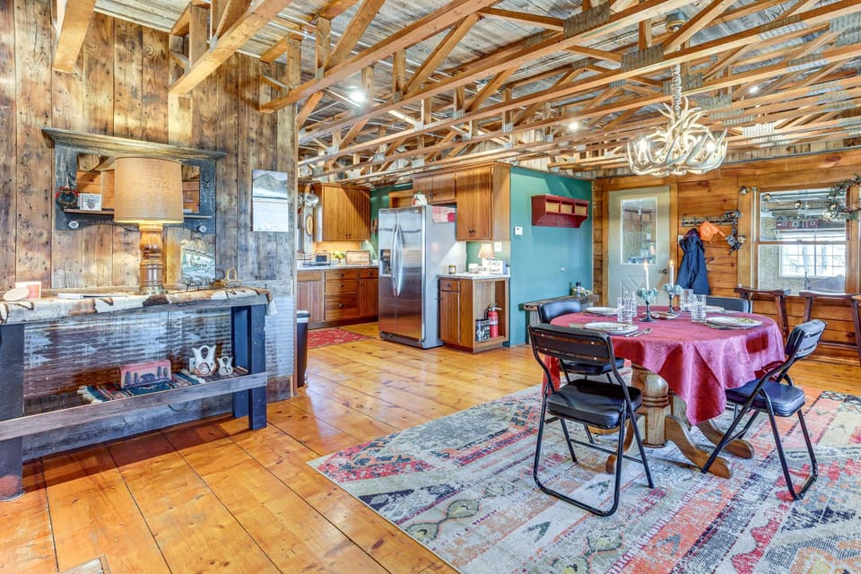 'Mule Creek Lodge' Rural Stay Near Coldwater Lake House in Kansas