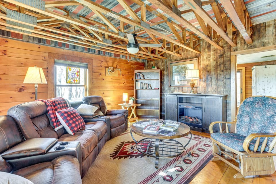 'Mule Creek Lodge' Rural Stay Near Coldwater Lake House in Kansas