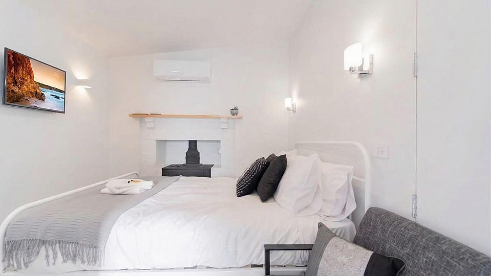 Bed, TV and multimedia, air conditioner