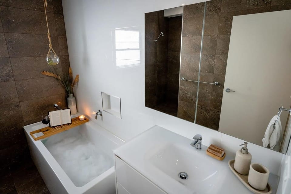 Kilaben Bay Escape - Minutes to the Water Apartment in Lake Macquarie