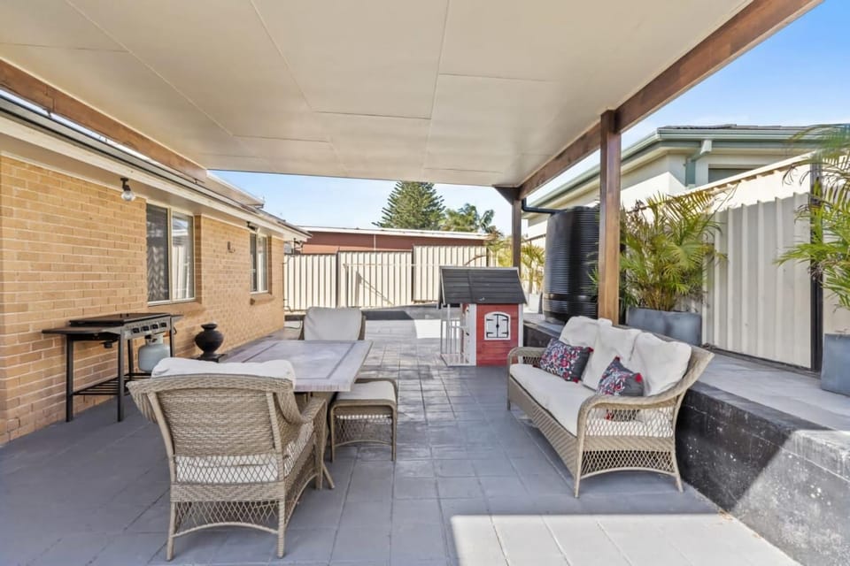 Property building, Patio, Day, View (from property/room), Balcony/Terrace, Seating area, Dining area