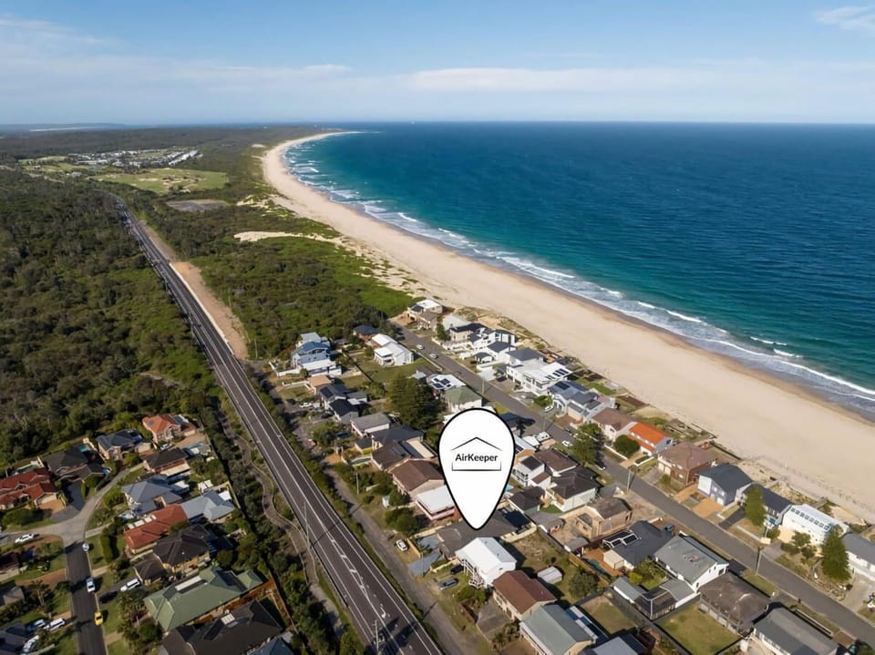 Property building, Nearby landmark, Day, Neighbourhood, Natural landscape, Bird's eye view, Beach, City view, Sea view