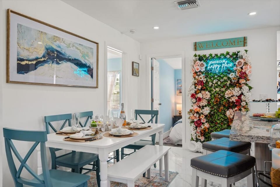 Heated Pool, Tiki Hut, Huge Yard, Bar, Walk 2 Ave House in Delray Beach