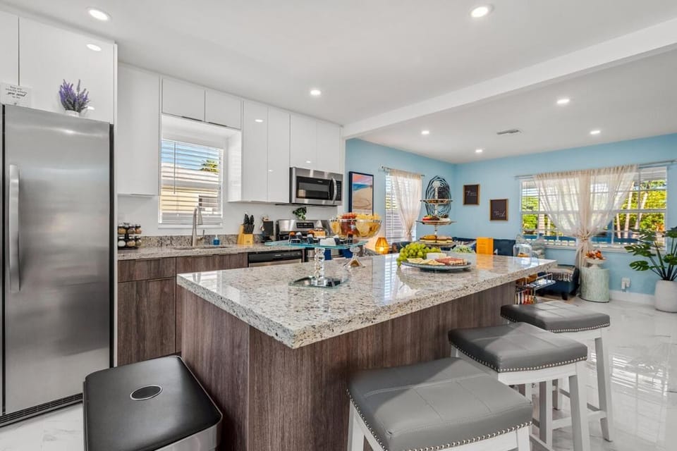 Heated Pool, Tiki Hut, Huge Yard, Bar, Walk 2 Ave House in Delray Beach