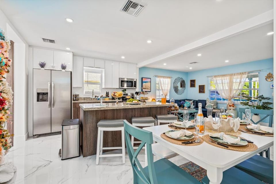 Heated Pool, Tiki Hut, Huge Yard, Bar, Walk 2 Ave House in Delray Beach