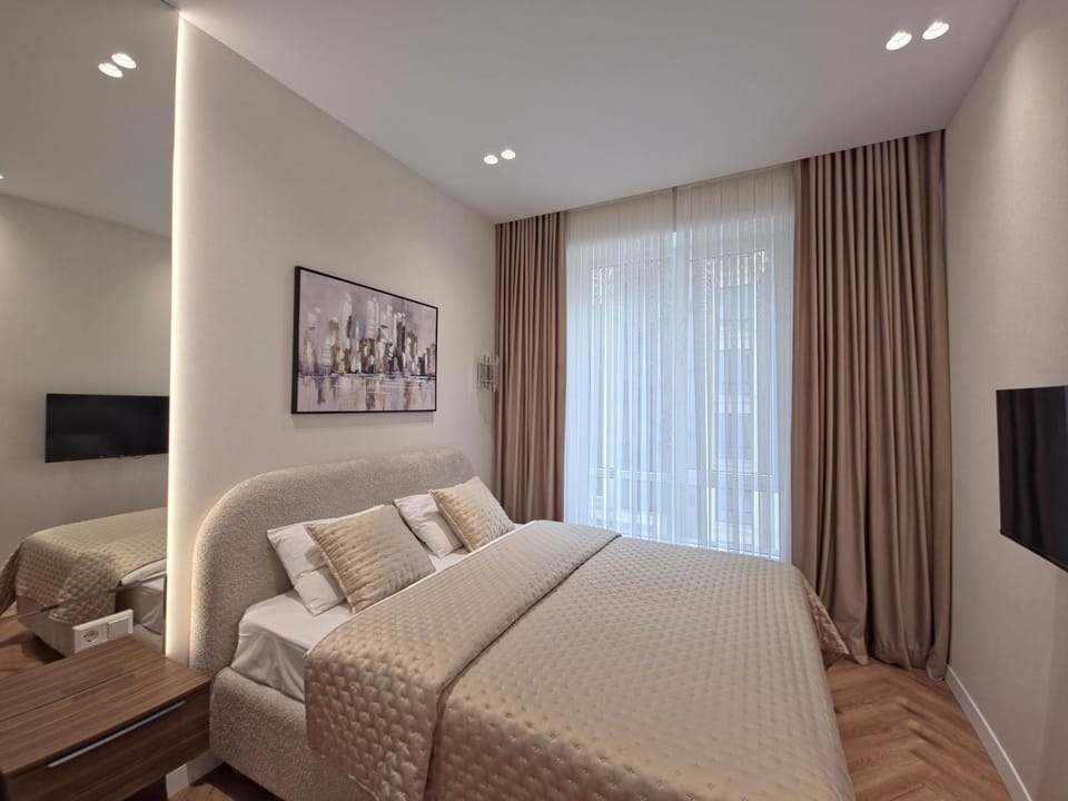 Bed, TV and multimedia, Bedroom