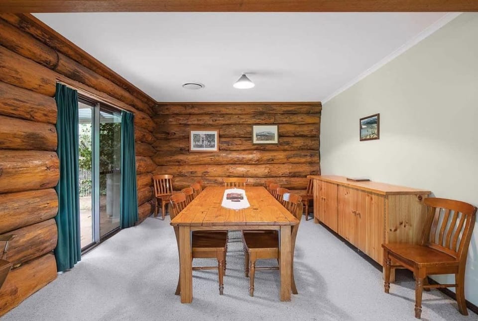 Canobolas Mountain Four-Bedroom Log Cabin Cabin in Canobolas
