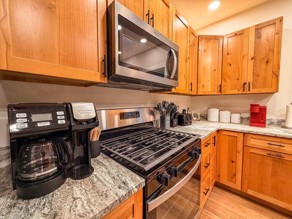 Snaggy Mountain Oasis- 3 bedroom with Hot Tub Near Trails House in Garrett County