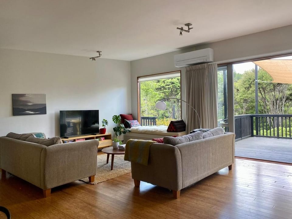 Private Sanctuary in Native Bush House in Auckland