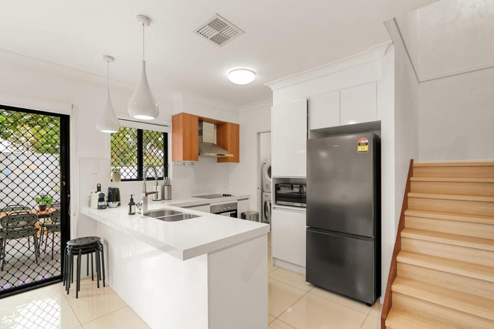 Kitchen or kitchenette, Dining area, dishwasher, minibar, oven, stove