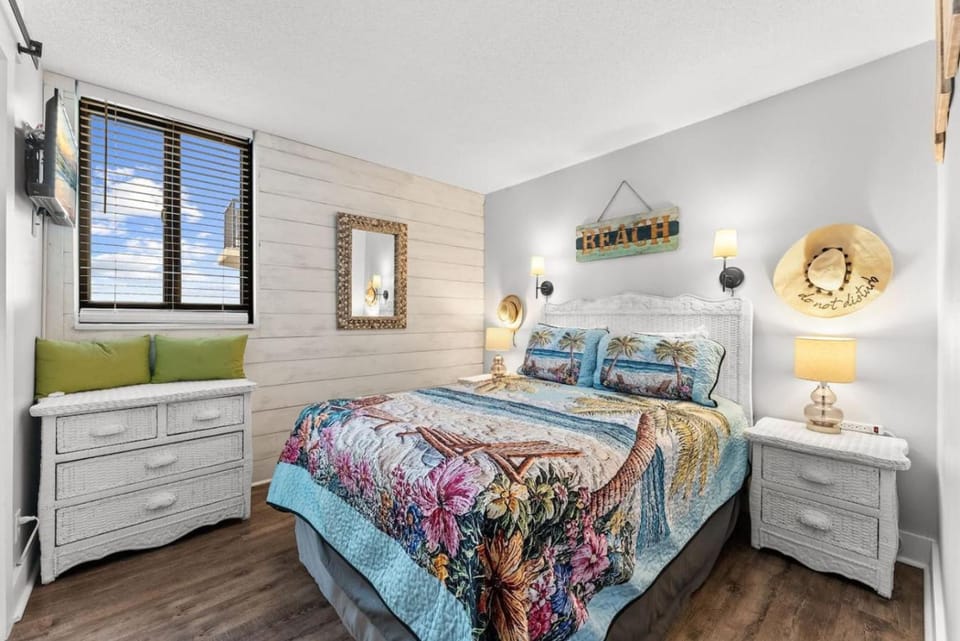 Modern Condo! Free Beach Chairs & Pools by Dolce Vita Getaways PCB Apartment in Panama City Beach