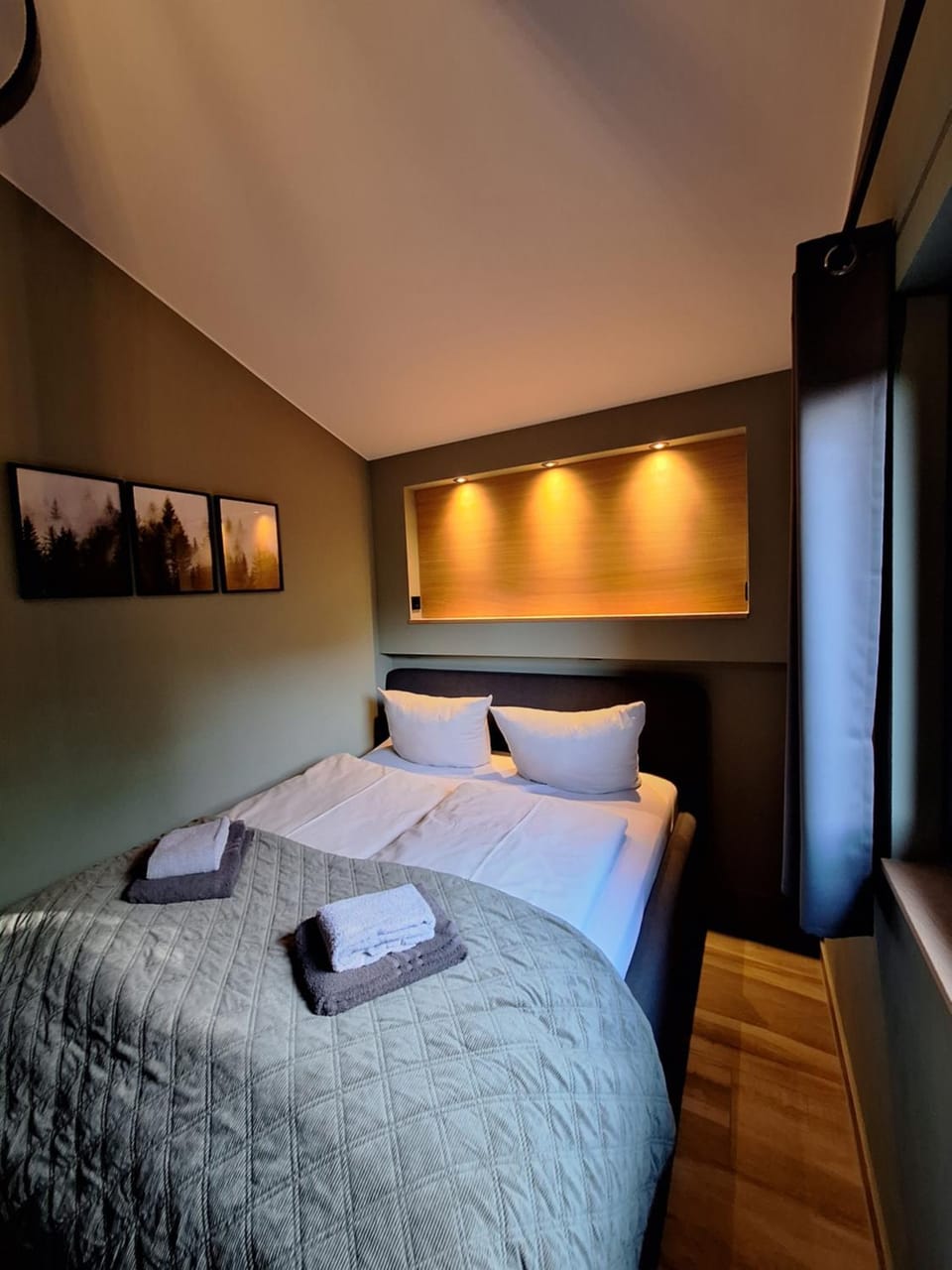 Bed, Photo of the whole room, Bedroom, towels