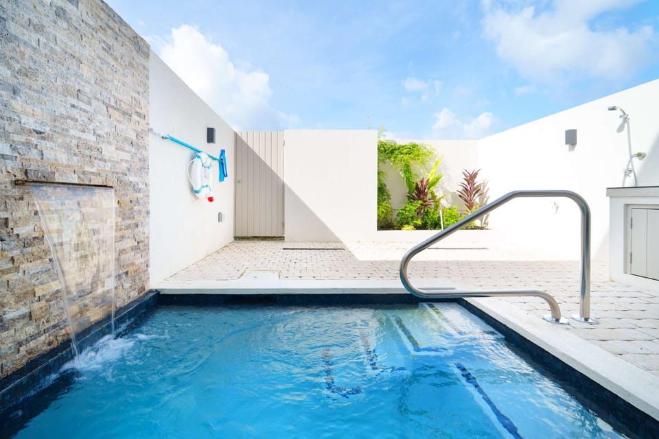 Beach 5min Elegant 3BR Pool Villa Near Holetown House in Saint James