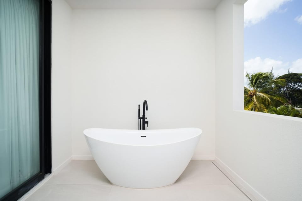 Beach 5min Elegant 3BR Pool Villa Near Holetown House in Saint James