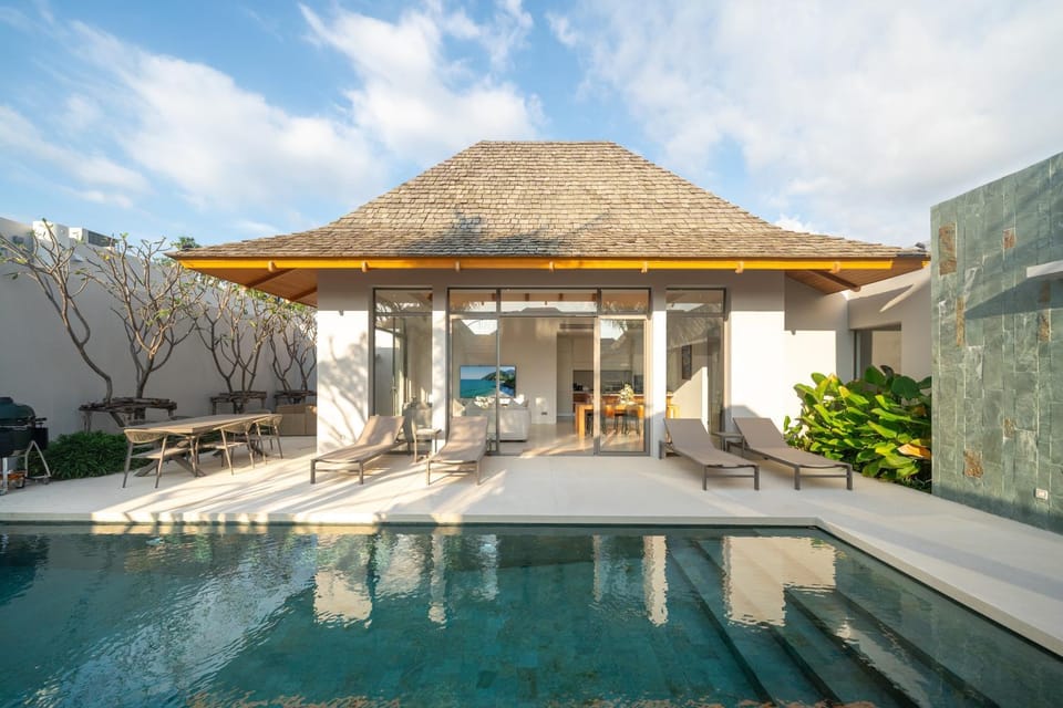 Swimming pool, sunbed