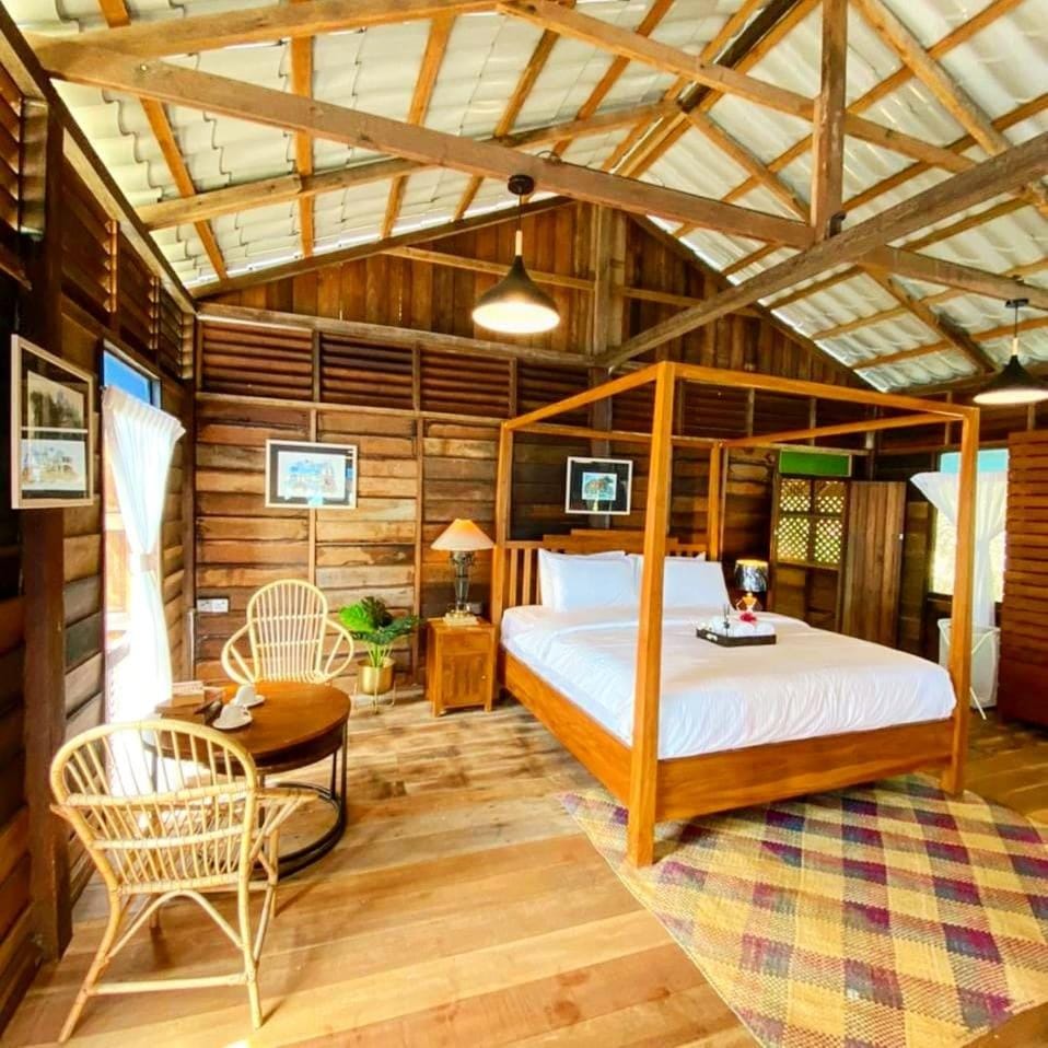 Bed, Photo of the whole room, Seating area, Bedroom