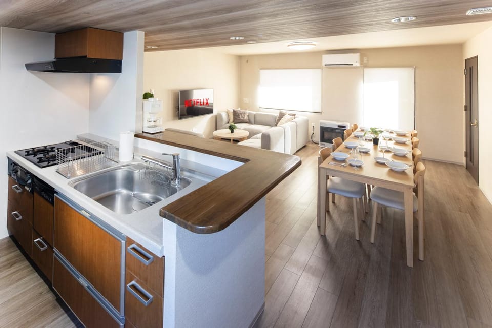 TV and multimedia, Kitchen or kitchenette, Living room, Dining area, stove