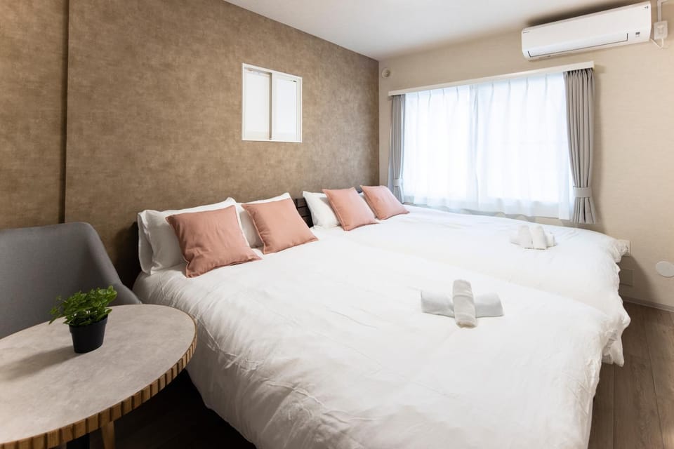 Bed, Living room, Seating area, towels, air conditioner