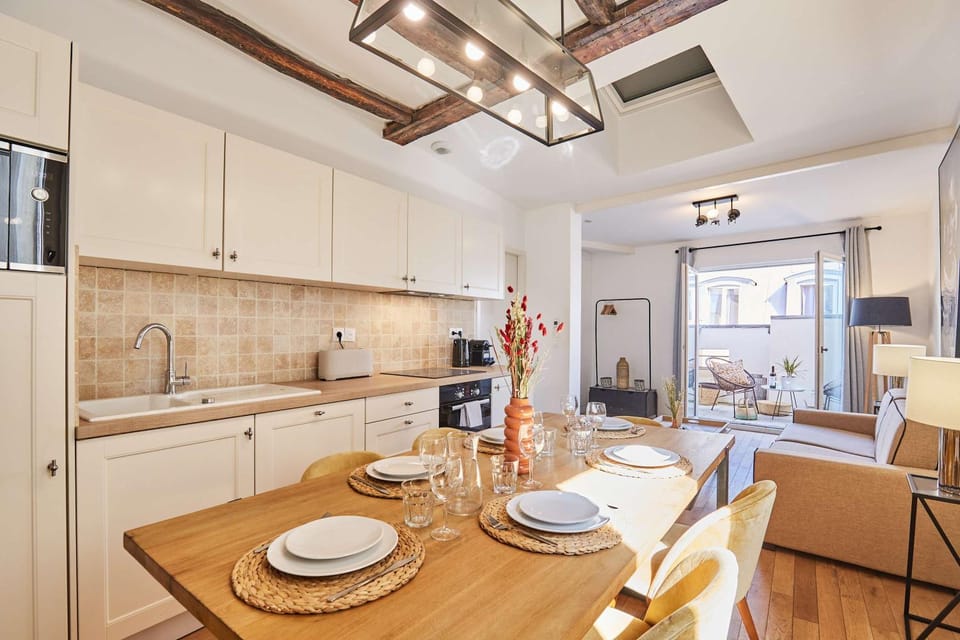 Kitchen or kitchenette, Living room, Seating area, Dining area, dishwasher, oven, stove, toaster
