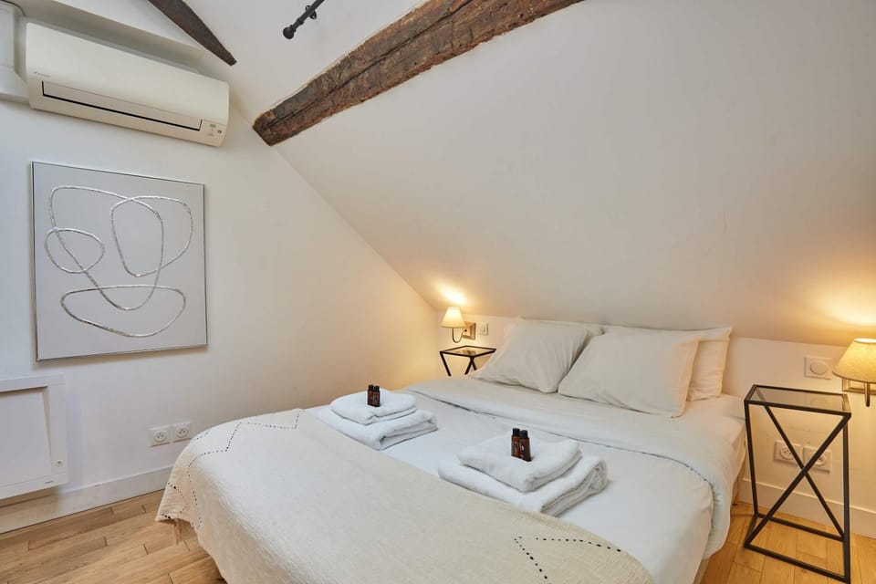 Bed, Bedroom, towels, air conditioner