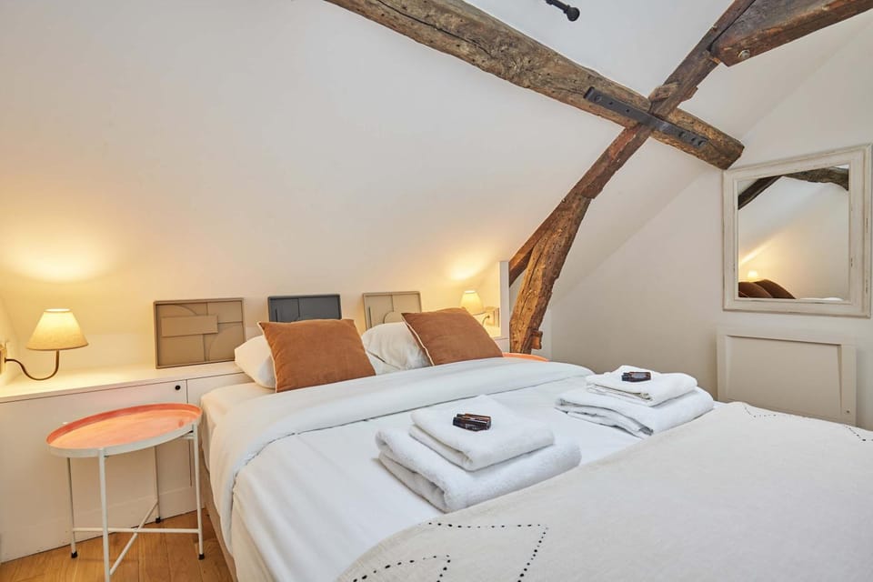 Bed, Photo of the whole room, Bedroom, towels