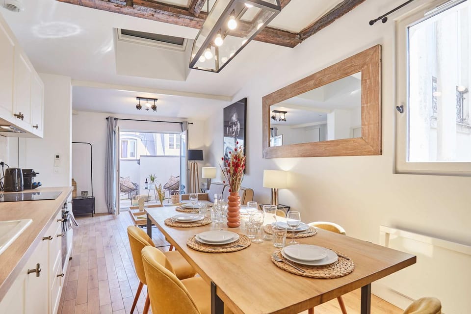 Kitchen or kitchenette, Dining area, stove
