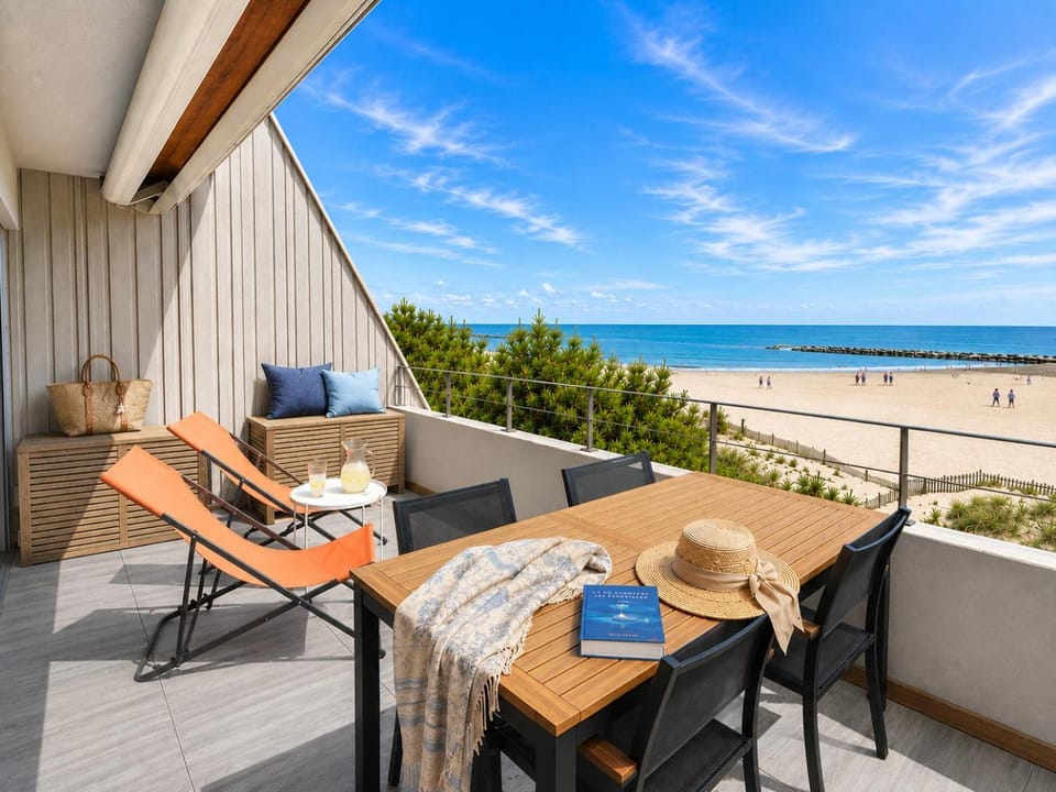 Patio, Day, Natural landscape, View (from property/room), Balcony/Terrace, Dining area, Beach, Sea view, sunbed
