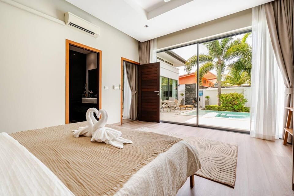 Bedroom, Pool view