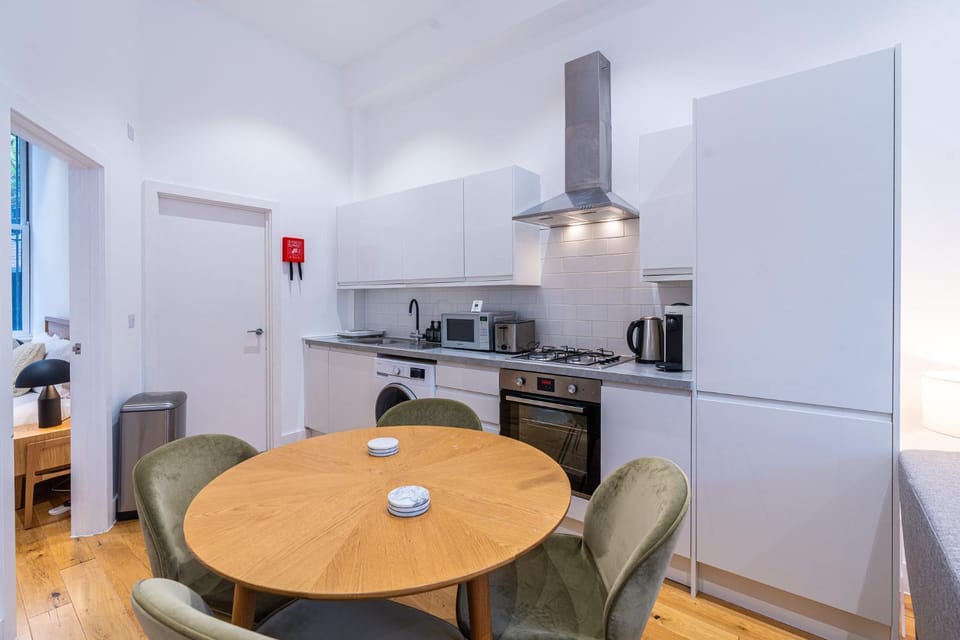 Farringdon Entire Building 4BR Sleeps 18 House in London Borough of Islington
