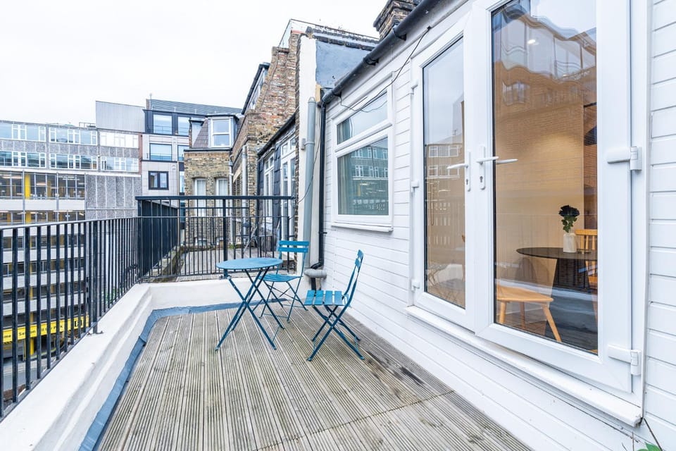 Farringdon Entire Building 4BR Sleeps 18 House in London Borough of Islington