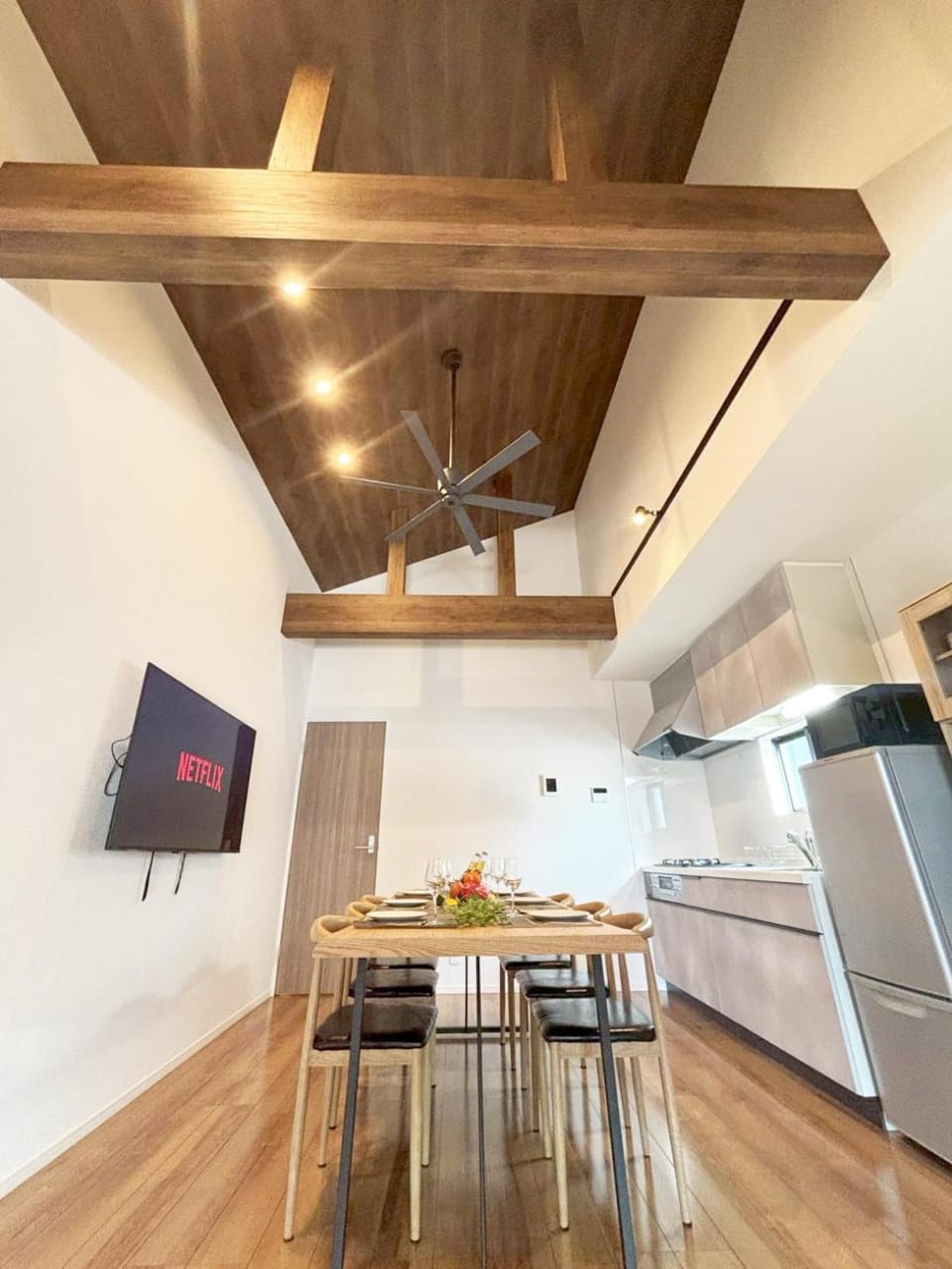 Kitchen or kitchenette, Dining area, stove