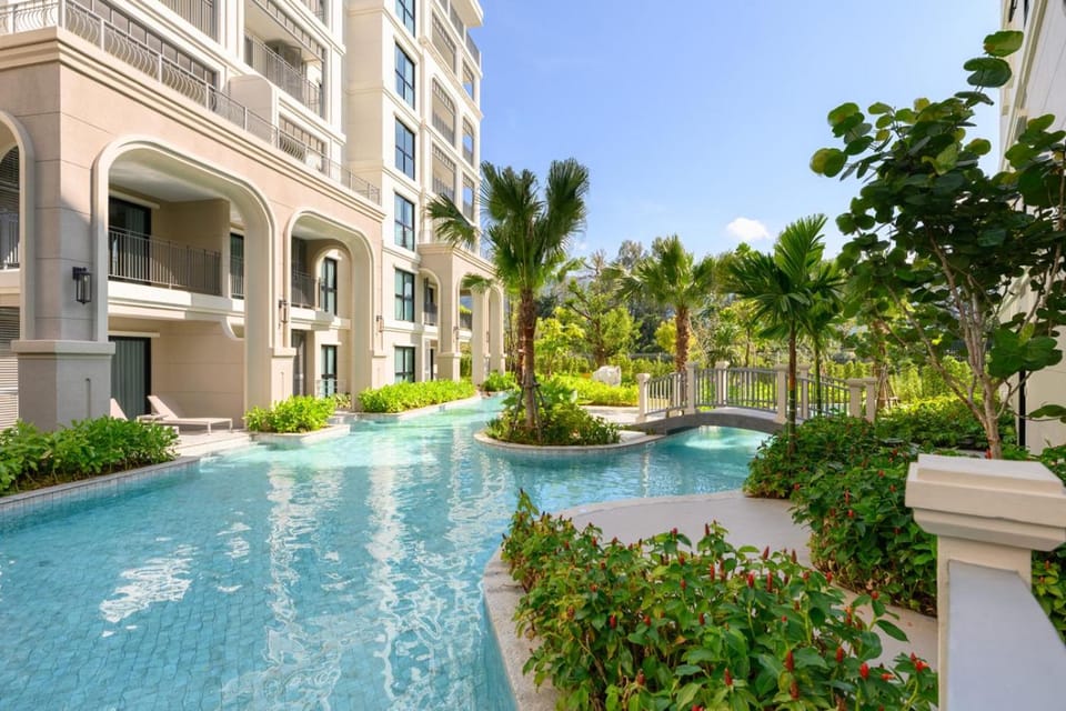 Day, Swimming pool