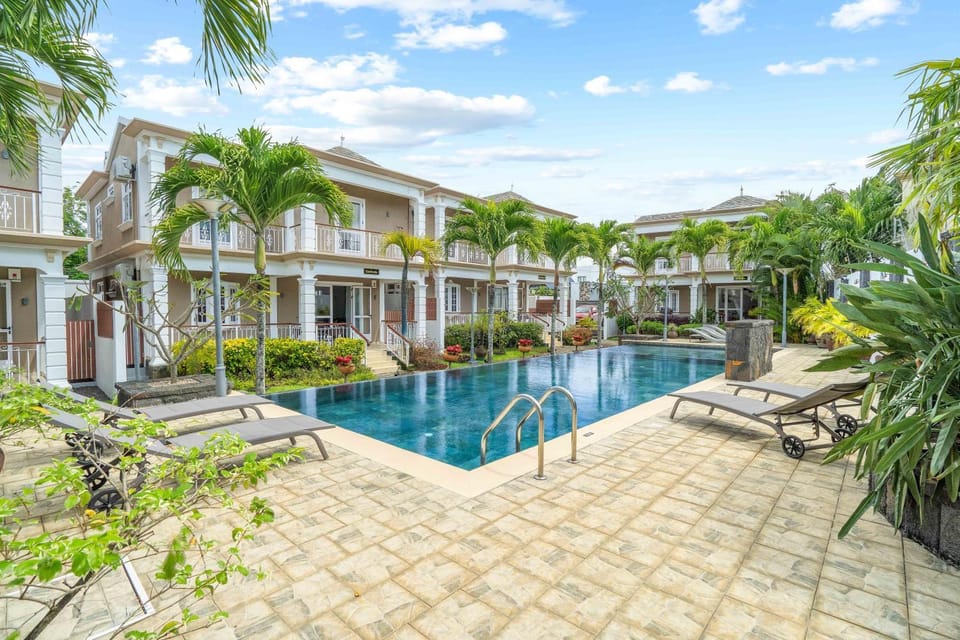 Property building, Garden, Swimming pool, sunbed