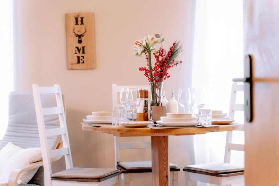 Seating area, Dining area, Food