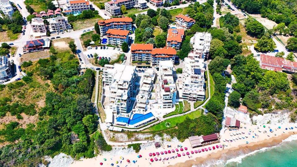Property building, Day, Neighbourhood, Bird's eye view, Beach, City view, Sea view, Location