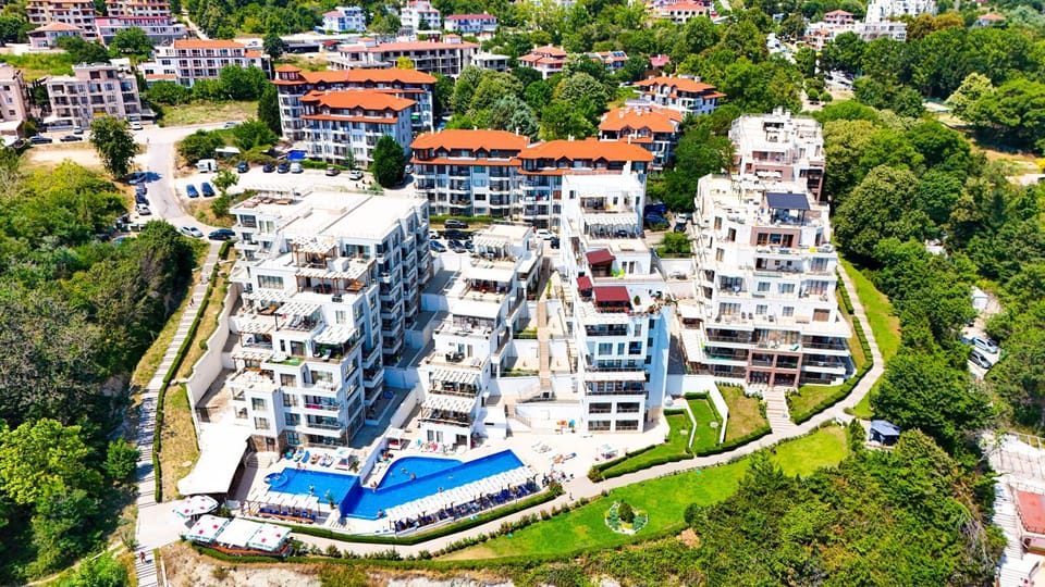 Property building, Day, Bird's eye view, Pool view, Swimming pool, Location