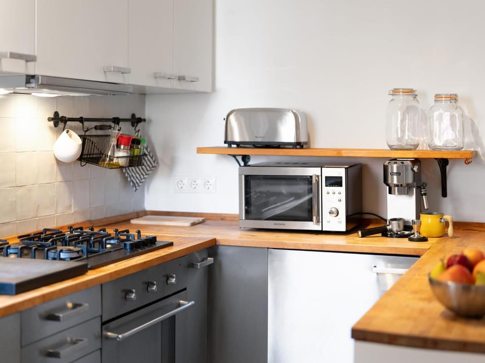 Kitchen or kitchenette, dishwasher, stove, toaster