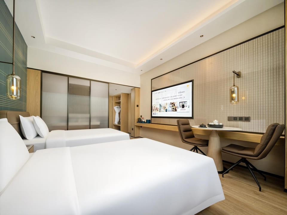 Bed, TV and multimedia, Bedroom