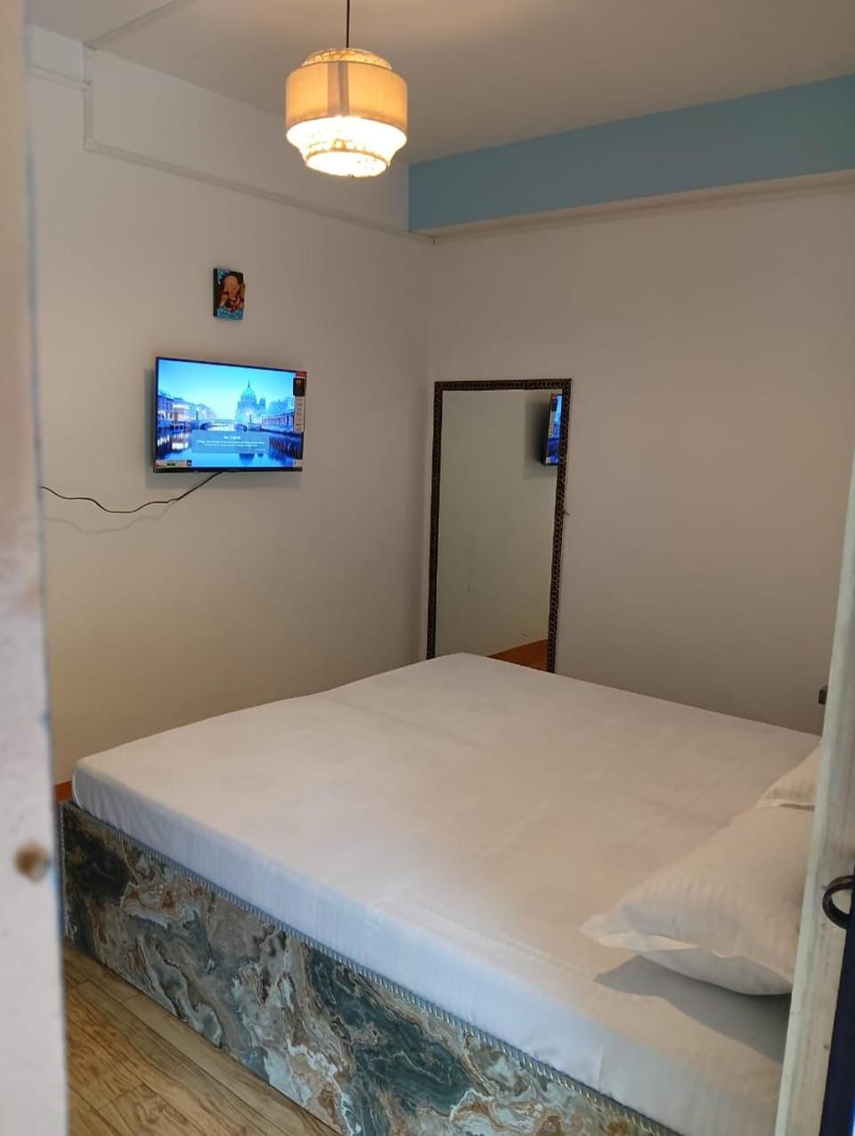 Bed, TV and multimedia, Bedroom