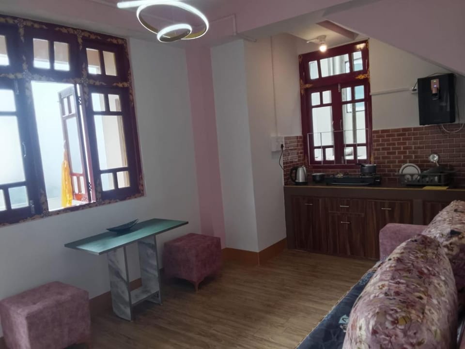 Kitchen or kitchenette, Living room, Seating area, Dining area