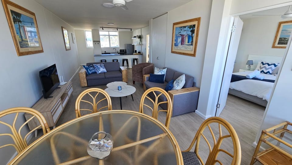 TV and multimedia, Seating area, Dining area
