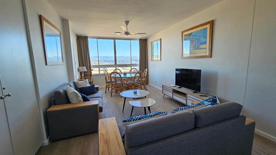 TV and multimedia, Seating area, Dining area