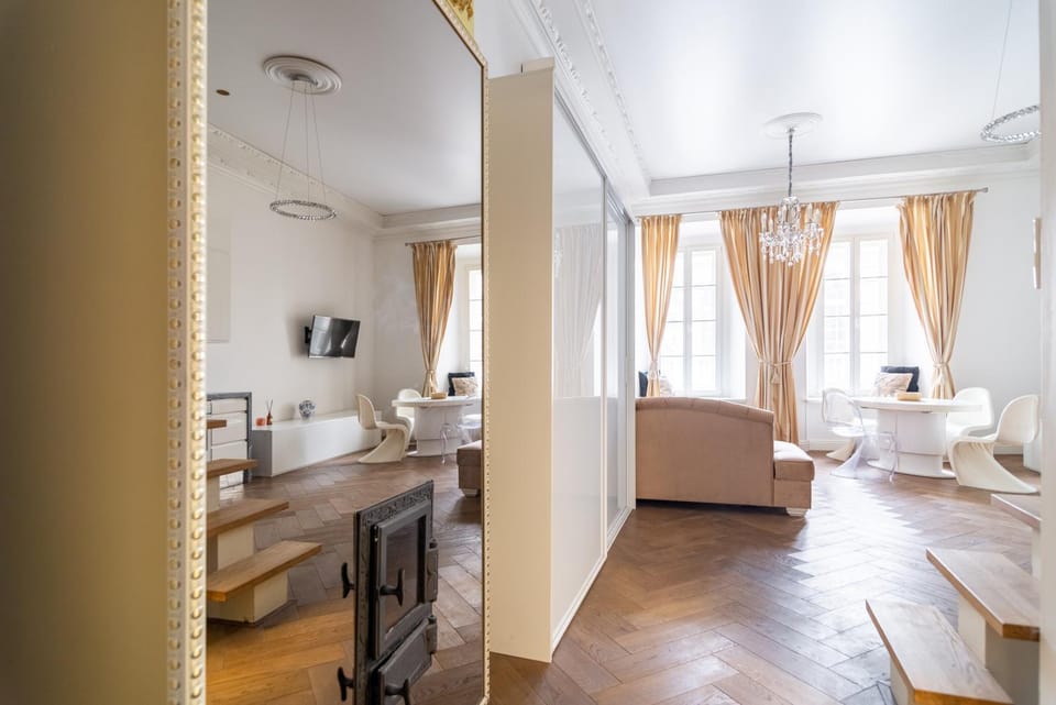 Bed, Kitchen or kitchenette, Living room, Seating area, Dining area, fireplace