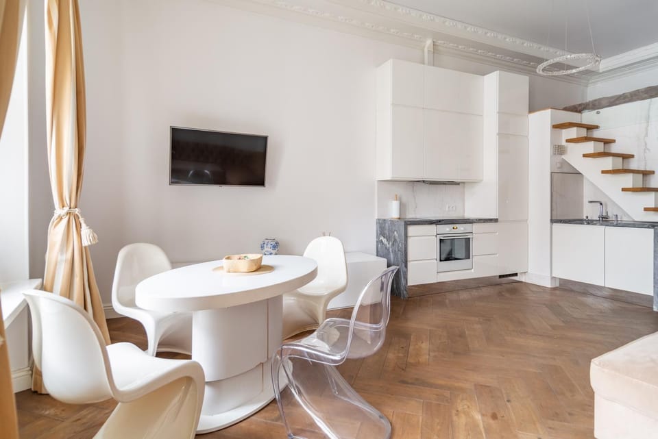 TV and multimedia, Kitchen or kitchenette, Living room, Seating area, Dining area