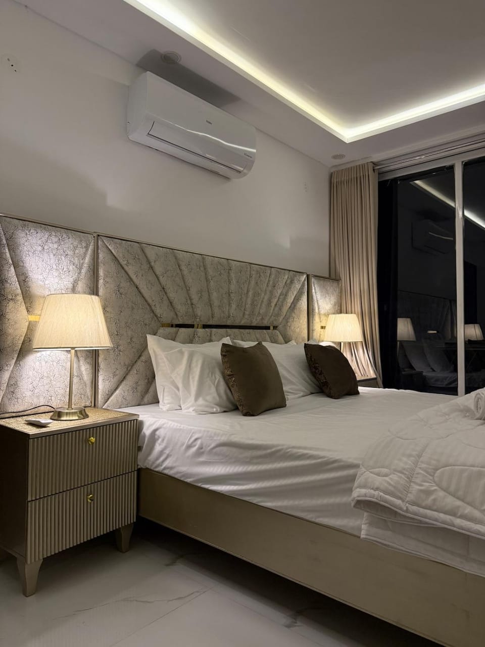 Bed, Photo of the whole room, Bedroom, air conditioner