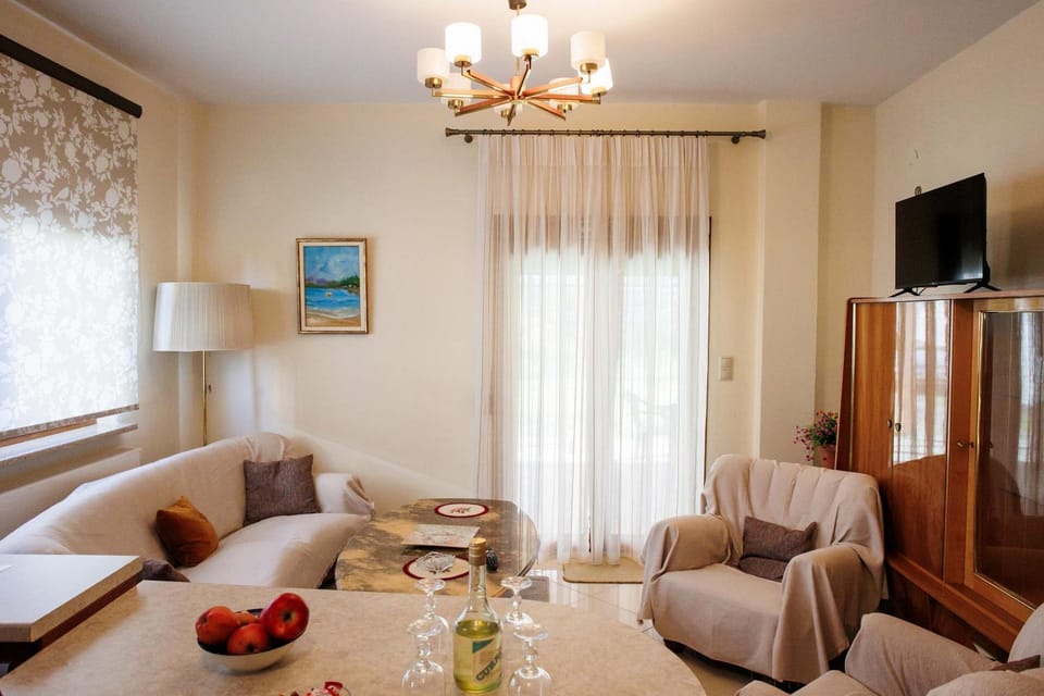 TV and multimedia, Living room, Food and drinks, Seating area, Dining area, Evening entertainment, Drinks