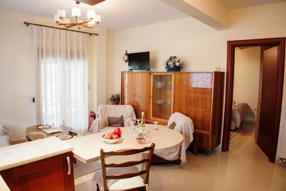 TV and multimedia, Living room, Food and drinks, Seating area, Dining area