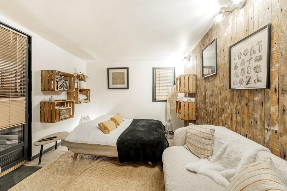 Bed, TV and multimedia, Photo of the whole room, Bedroom, towels