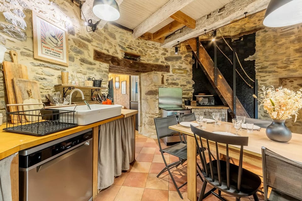 Kitchen or kitchenette, Dining area, oven, stove